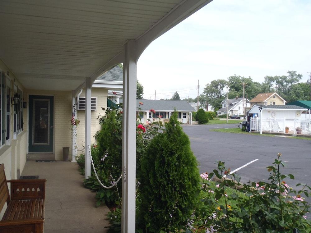 Glass House Inn Erie Near I-90 & I-79 ภายนอก รูปภาพ